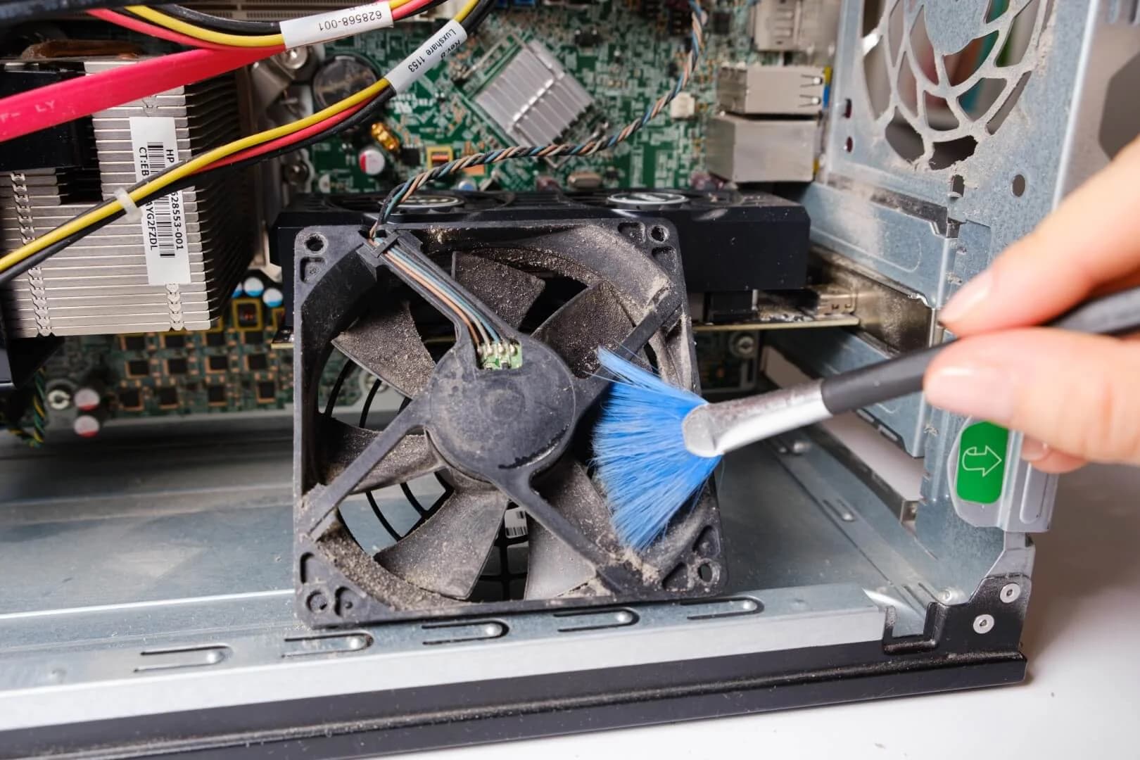 Dépoussiérage interne d'un PC avec nettoyage des ventilateurs